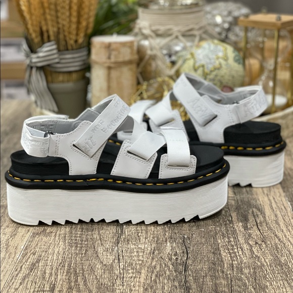 🆕 Women's Dr. Martens Kimber Sandal White Black Hydro + Logo Webbing Flatform - Picture 8 of 13